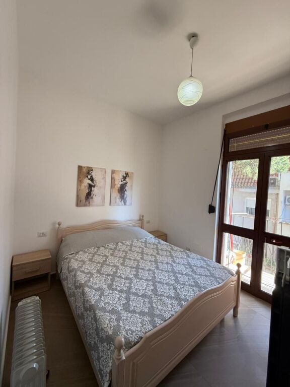 Apartament me qira tek Pallatet Agimi,prane kafe Roma