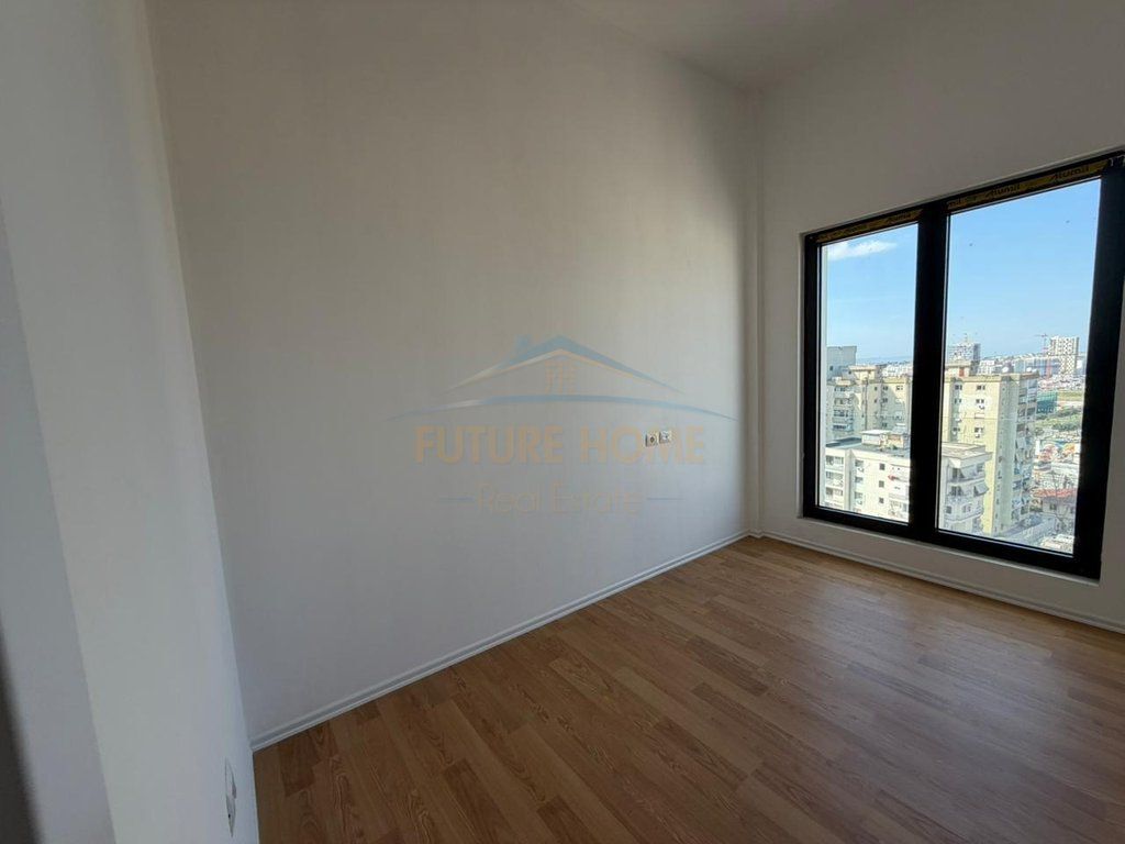 Shitet Penthouse 3+1+2, Rruga e Barrikadave