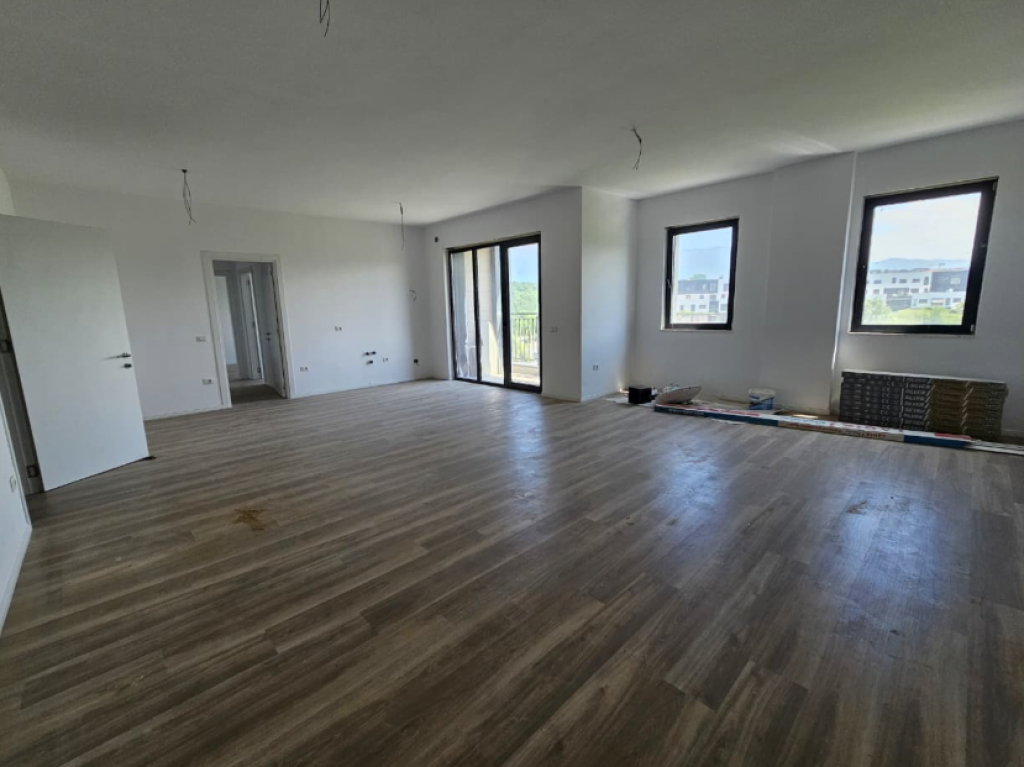 🏢 APARTAMENT 2+1+2 ME QIRA – LIQENI I THATË (I PËRSHTATSHËM PËR ZYRA)