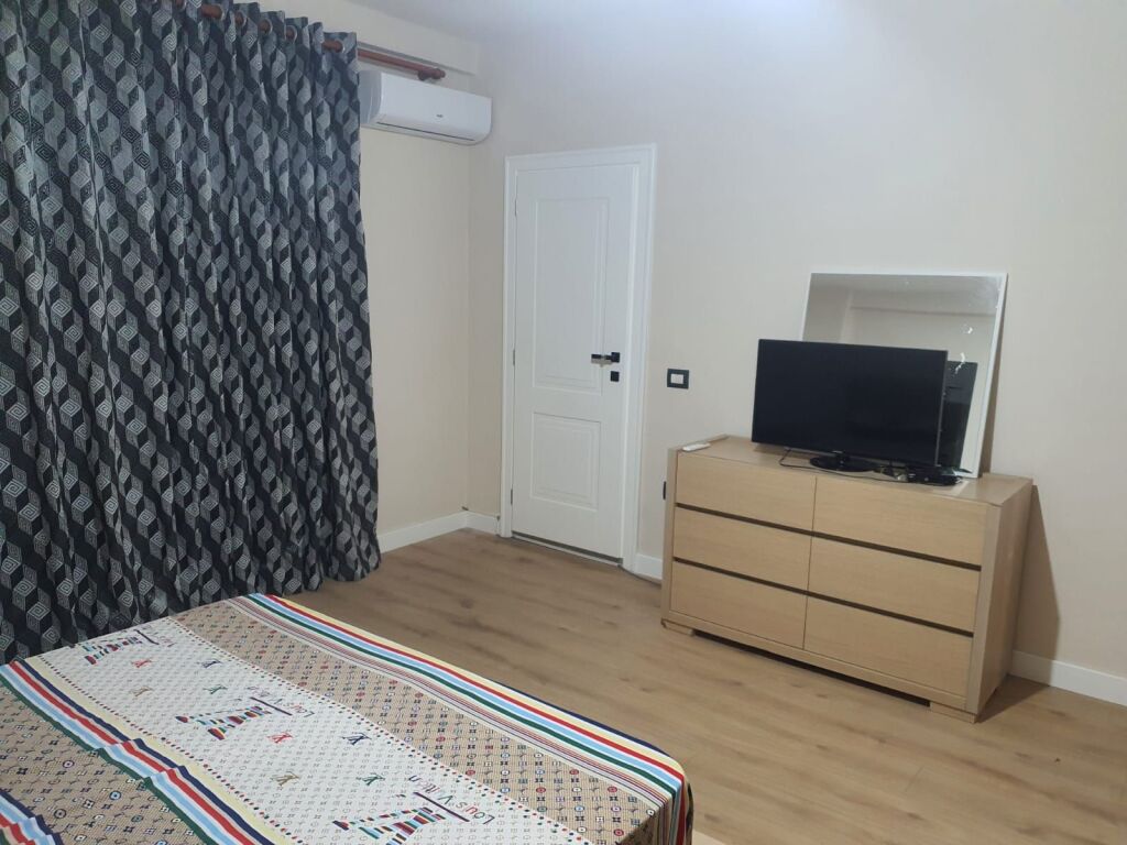 🏢Pak minuta larg Zogut Zi,Rr.Muhamet Gjollesha,jepet me qera apartament 2+1+2,i mobiluar, 85,000Leke