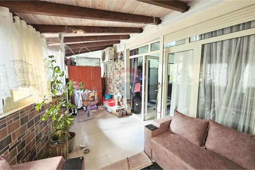 Shitet apartament 1+1 + verandë ne Fresk