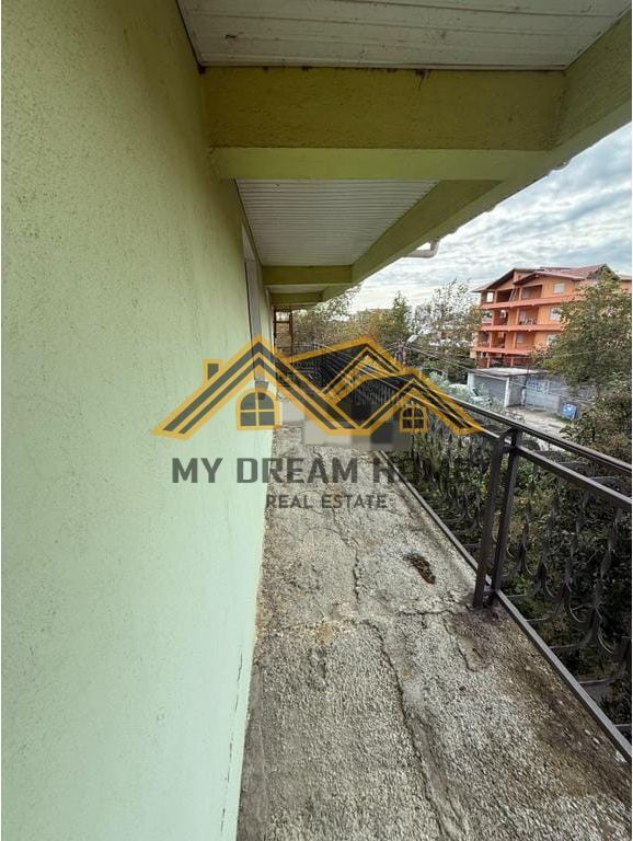 Shitet Vilë 3-katëshe,Buzë rruge– Spitallë, Durrës