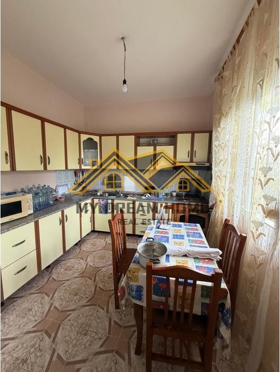 Shitet Vilë 3-katëshe,Buzë rruge– Spitallë, Durrës