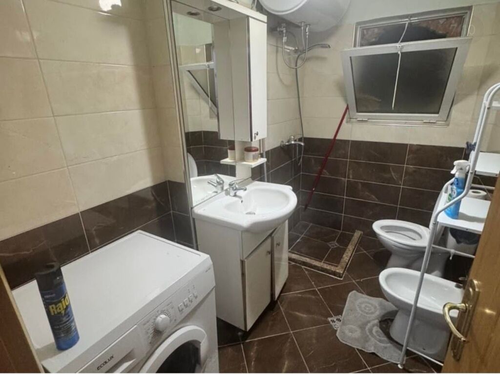 2+1, 4th floor without elevator, in Someg Myslym Shyri, 600 thousand lek