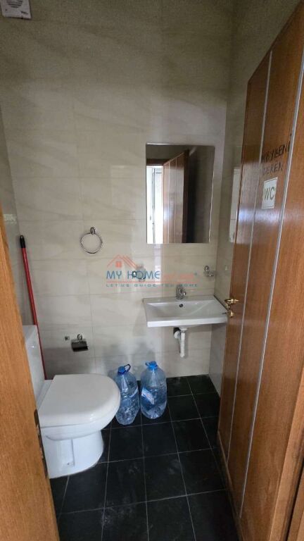 Zyre me qera Rruga e Dibres tek Kompleksi Halili ne Tirane