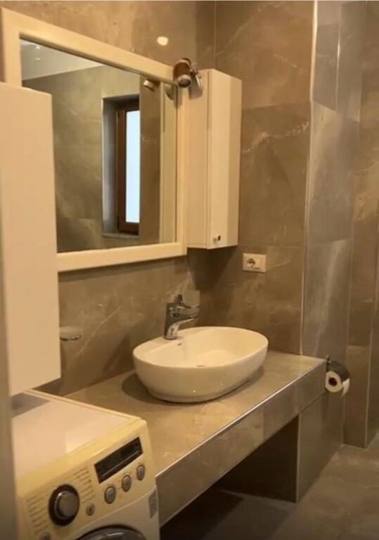 Qera garsoniere 📍Yzberisht  Kati 3 (pjese vile) Cmimi 35.000 leke/muaj