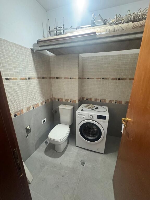 Apartament 2+1+2 me qera tek Komuna e Parisit prane Lulishtes