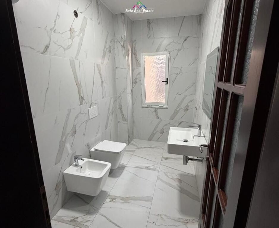 Ufficio In Affitto In Piazza Willson (ID BZ2926) Tirane