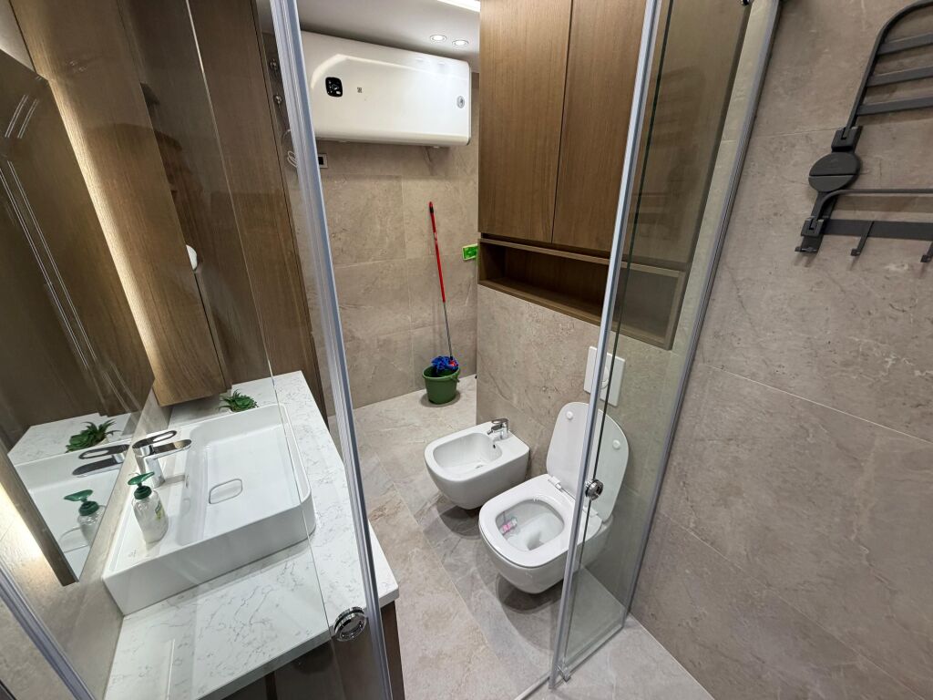 🏡 Jepet me qira apartament super luksoz 1+1 📍 Myslym Shyri, Rruga Him Kolli  🏢 Kati i 4, pallat bashkëkohor me ashensor 🛋️ Mobilim cilësor, luksoz dhe komod, i investuar në detaje 🔌 Pajisje elektro-shtëpiake të markave të fundit ❄️ I pajisur me çdo gjë ✨ Nuk i mungon asgjë – gati për banim  💶 Çmimi: 85,000 lek/muaj  