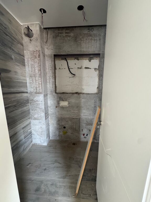 Shitet hapesire e pershtatur per zyre 215 m2 tek Ish Ekspozita