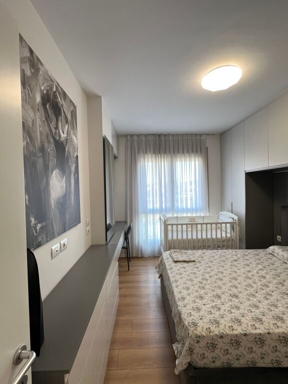 Jepet me Qera Apartament+Post Parkimi ne Rrugen 5 Maj.