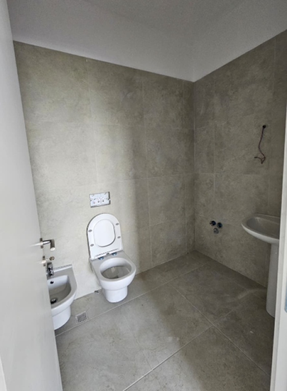 🏢 APARTAMENT 2+1+2 ME QIRA – LIQENI I THATË (I PËRSHTATSHËM PËR ZYRA)