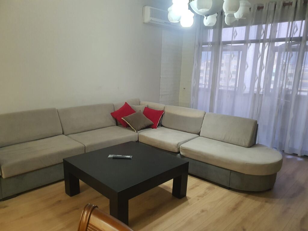 🏢Pak minuta larg Zogut Zi,Rr.Muhamet Gjollesha,jepet me qera apartament 2+1+2,i mobiluar, 85,000Leke