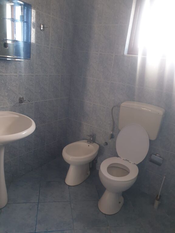 Apartament 2+1 me qira – pranë Fakultetit të Mjekësisë - Kati i 2-te !