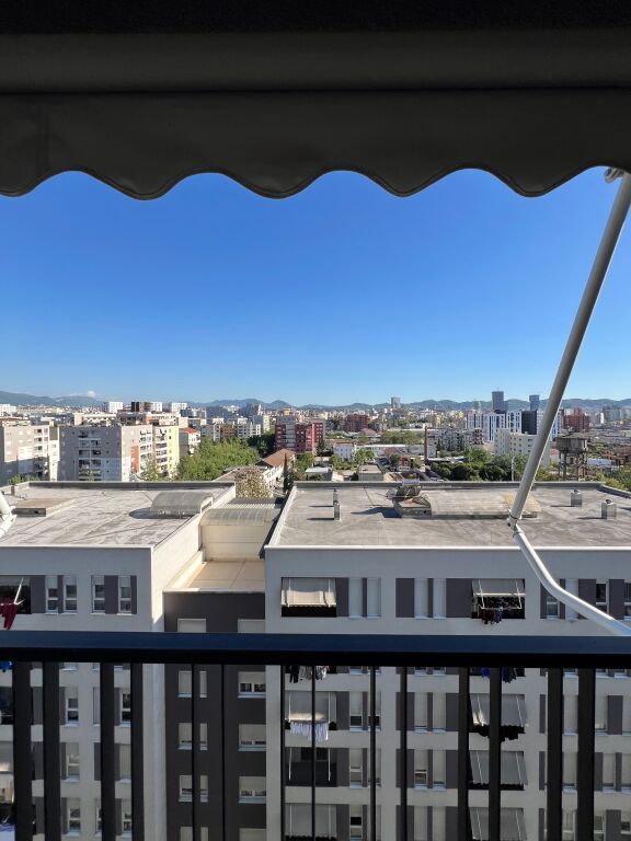 Jepet me Qera Apartament+Post Parkimi ne Rrugen 5 Maj.