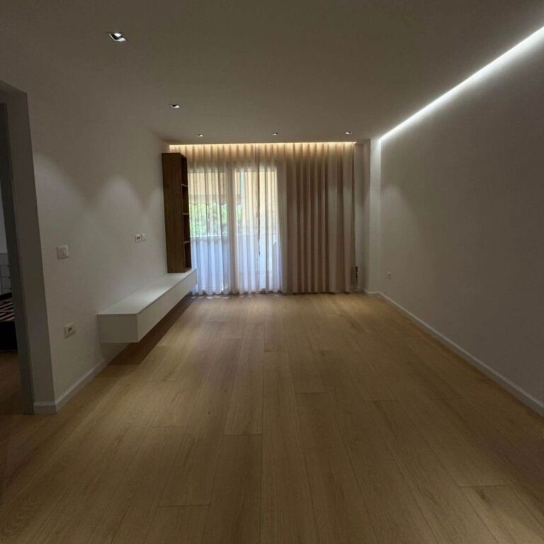 🏡✨ Shitet Apartament 1+1 – Pranë Maternitetit “Koço Gliozheni” ✨🏡