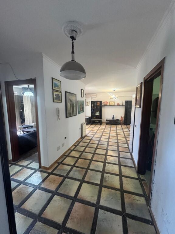 Apartament 2+1+2 me qera tek Komuna e Parisit prane Lulishtes