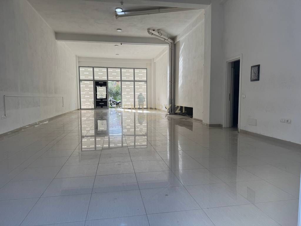 JEPET ME QIRA AMBIENT KOMERCIAL TEK KIKA NE KOMUNE TE PARISIT