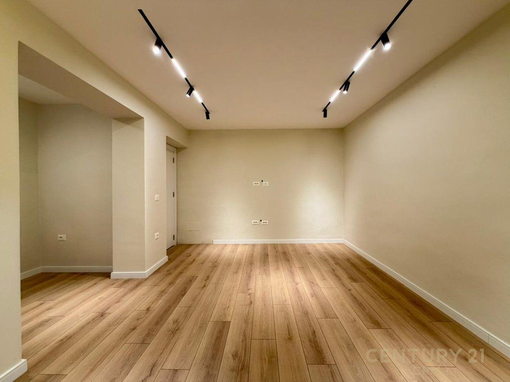 APARTAMENT 1+1 PER SHITJE PRANE PAZARIT TE RI!