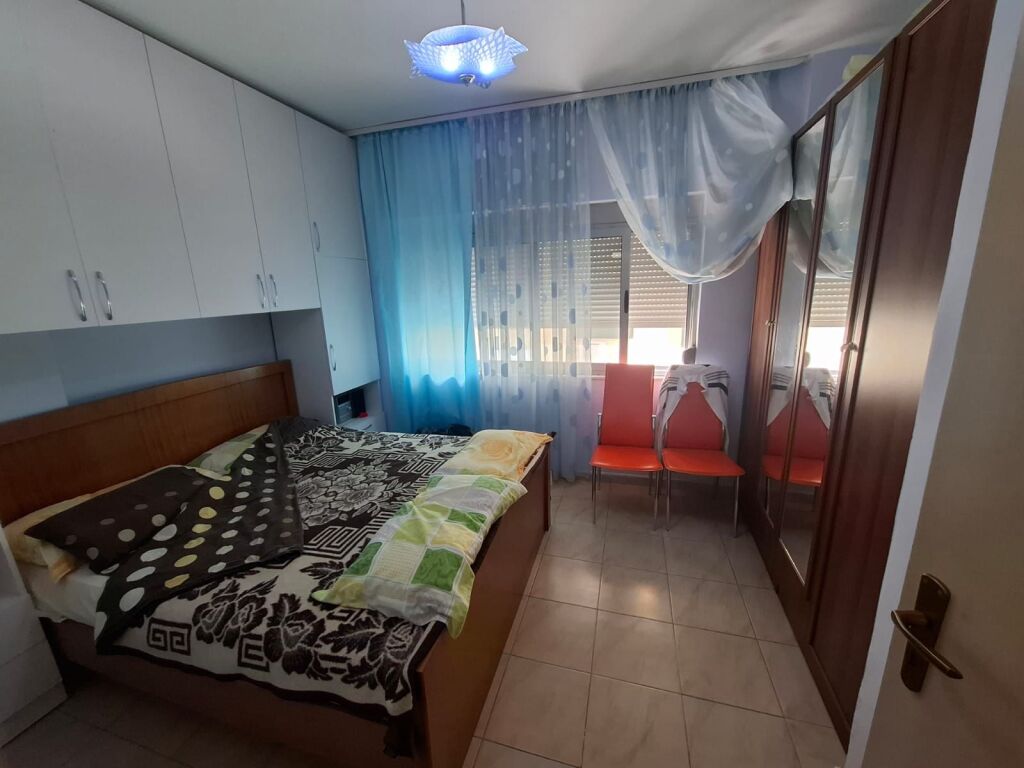 Shitet Apartament 1+1 Tek Shkembi i kavajes