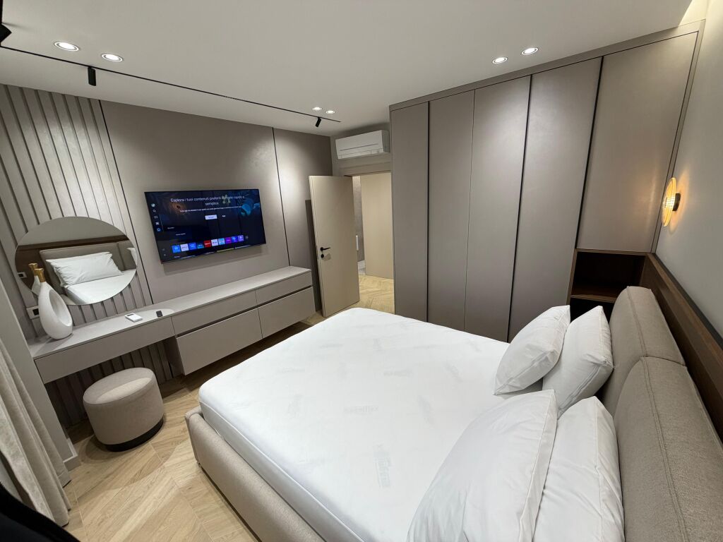 🏡 Jepet me qira apartament super luksoz 1+1 📍 Myslym Shyri, Rruga Him Kolli  🏢 Kati i 4, pallat bashkëkohor me ashensor 🛋️ Mobilim cilësor, luksoz dhe komod, i investuar në detaje 🔌 Pajisje elektro-shtëpiake të markave të fundit ❄️ I pajisur me çdo gjë ✨ Nuk i mungon asgjë – gati për banim  💶 Çmimi: 85,000 lek/muaj  