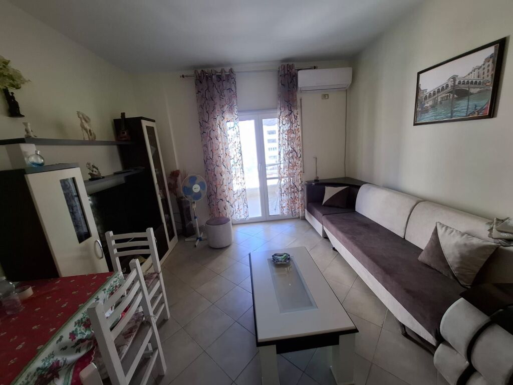 Jepet me Qera Apartament  1+1 Tek Rrota e kuqe