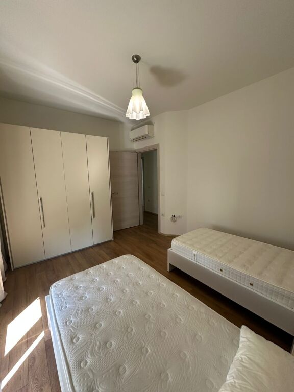 JEPET ME QIRA VILË 4-KATËSHE – White House, TEG