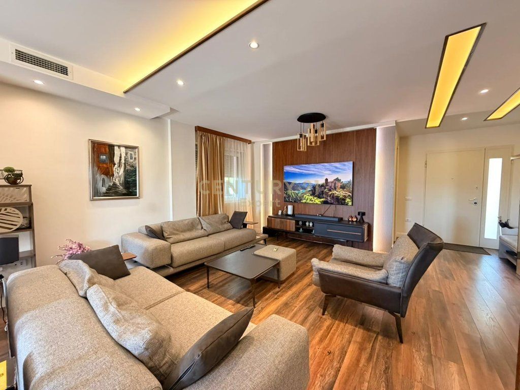 JEPET ME QIRA VILE LUKSOZE ME PAMJE PANORAMIKE NGA LIQENI I FARKES