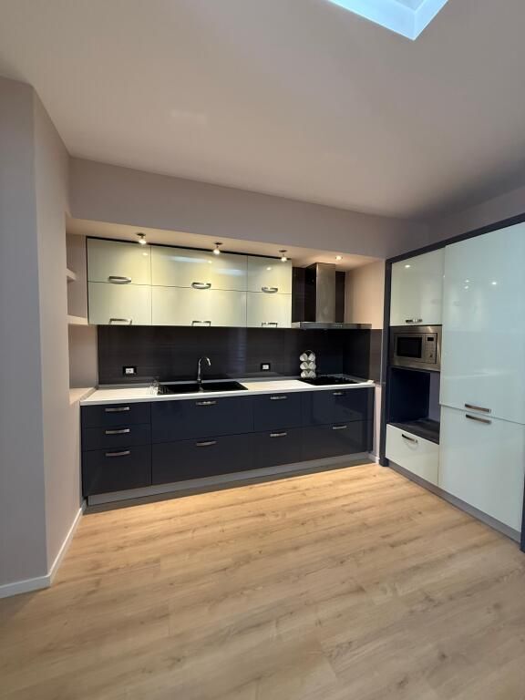 Shitet apartament 2+1 ne Xhamllik te Rezidenca "Colombo 2".