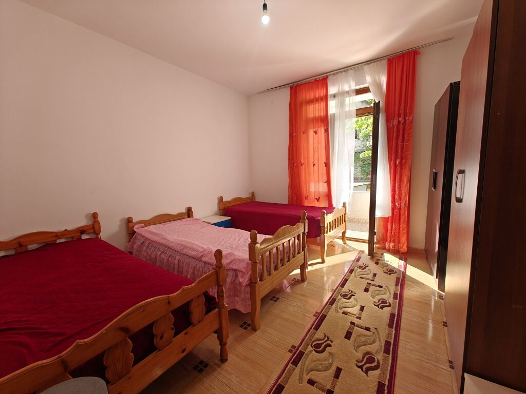 Jepet me qera 1+1 i mobiluar ne Porcelan