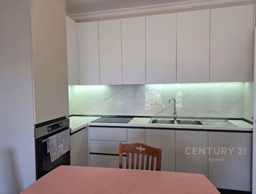 Offriamo in affitto appartamento 2+1+2+ posto auto