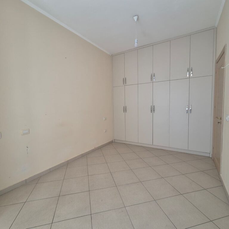Shitet Apartament 1+1 tek Kika