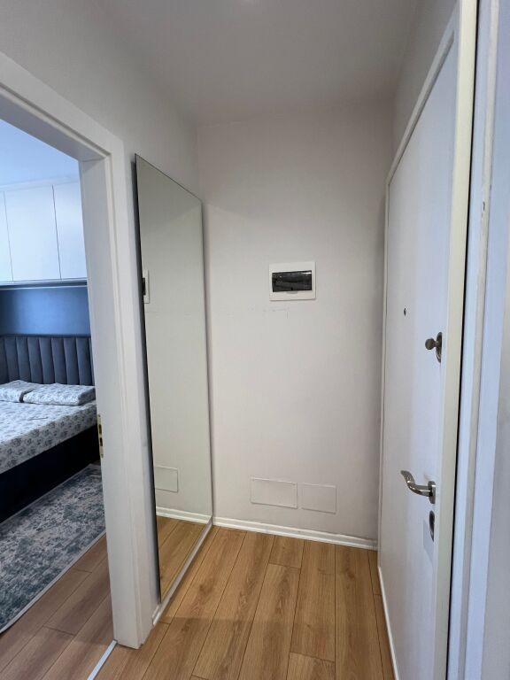 Jepet me Qera Apartament+Post Parkimi ne Rrugen 5 Maj.