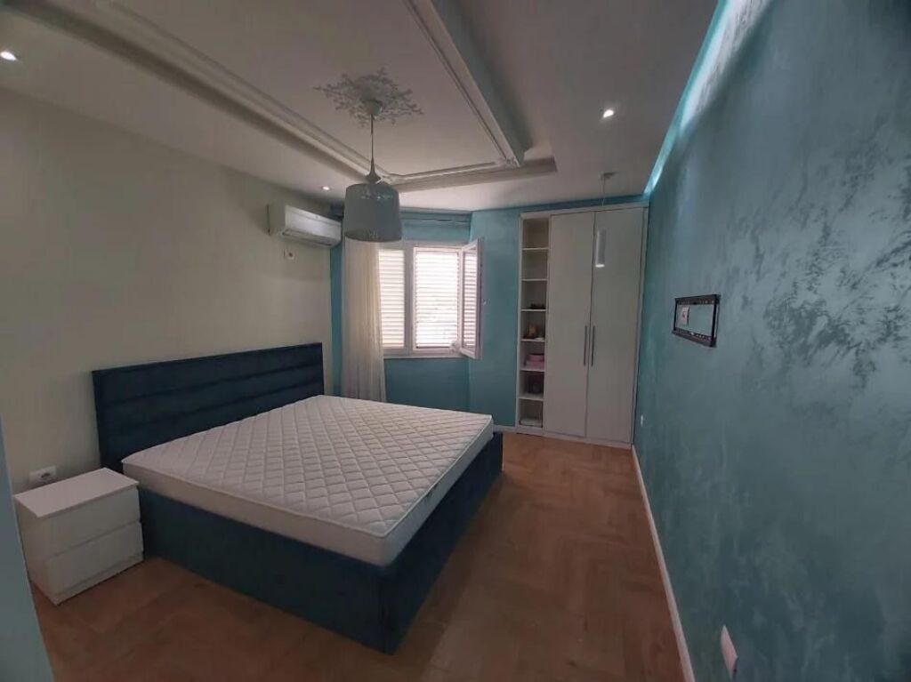 Tregu Elektrik, jepet me qira apartment 2+1! 55.000 Leke