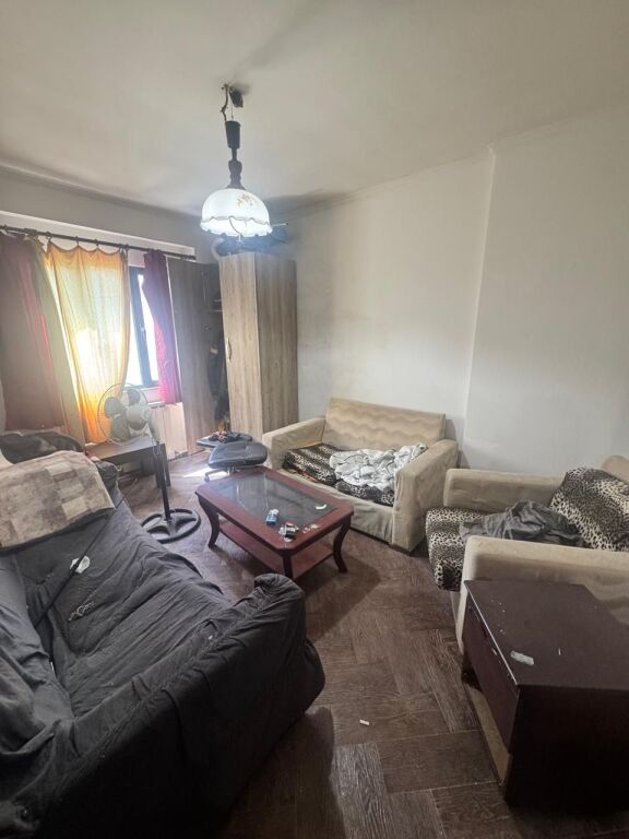 Apartament 2+1+2 me qera tek Komuna e Parisit prane Lulishtes