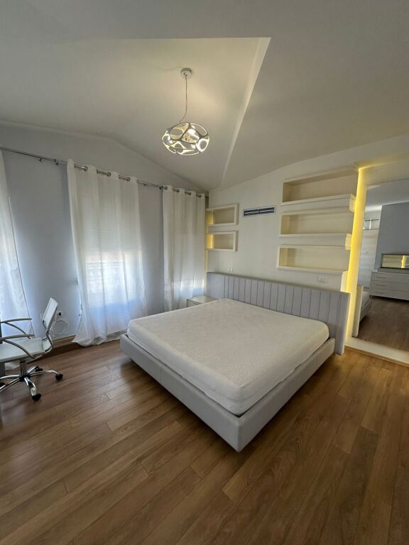 JEPET ME QIRA VILË 4-KATËSHE – White House, TEG