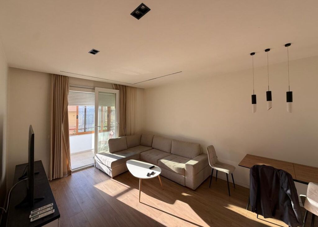 Jepet me qera 2+ 1  ne komune 750 mije leke