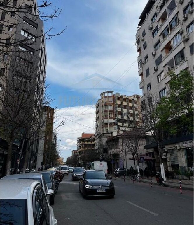 Shitet, Apartament 1+1, Rruga e Barrikadave, Tirane.