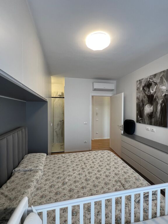 Jepet me Qera Apartament+Post Parkimi ne Rrugen 5 Maj.