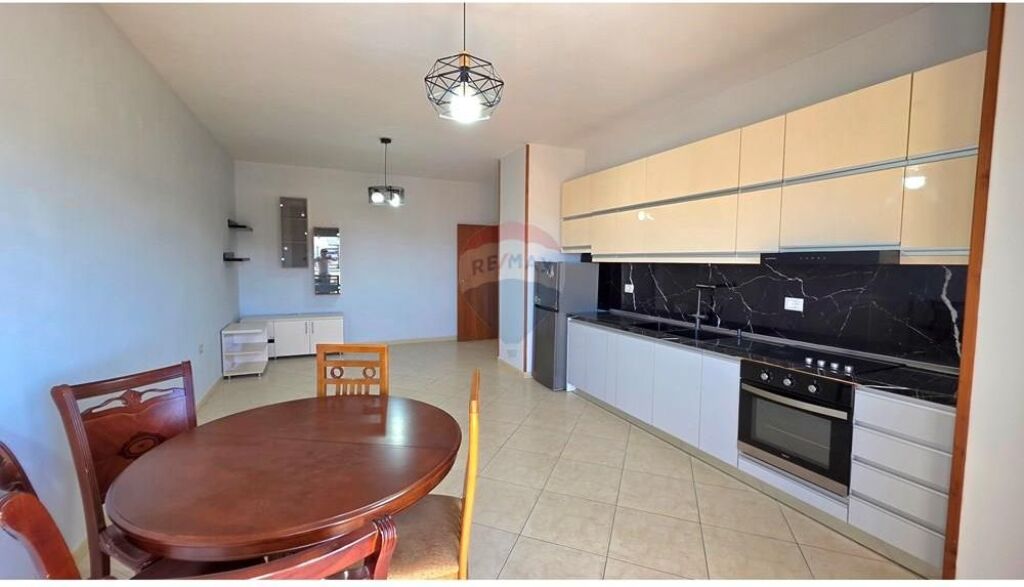 Apartament 1+1 - Për Shitje - Bulevardi Kryesor, Vlorë