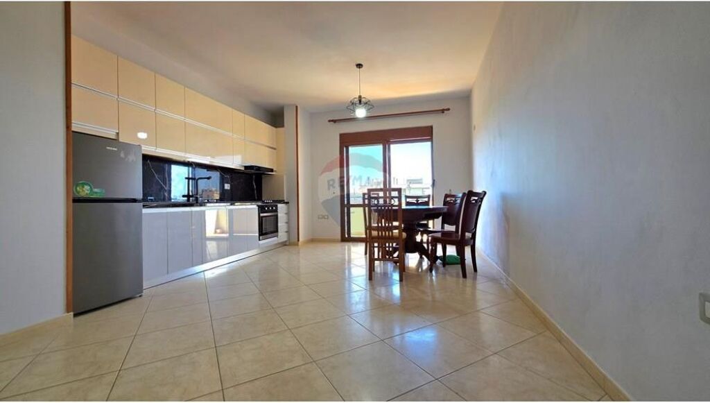 Apartament 1+1 - Për Shitje - Bulevardi Kryesor, Vlorë