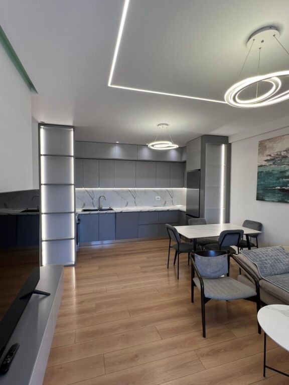 🏢Ne zonen e 5 Majit,jepet me qera apartament 2+1+2+post parkimi,i sapo mobiluar.850Euro   