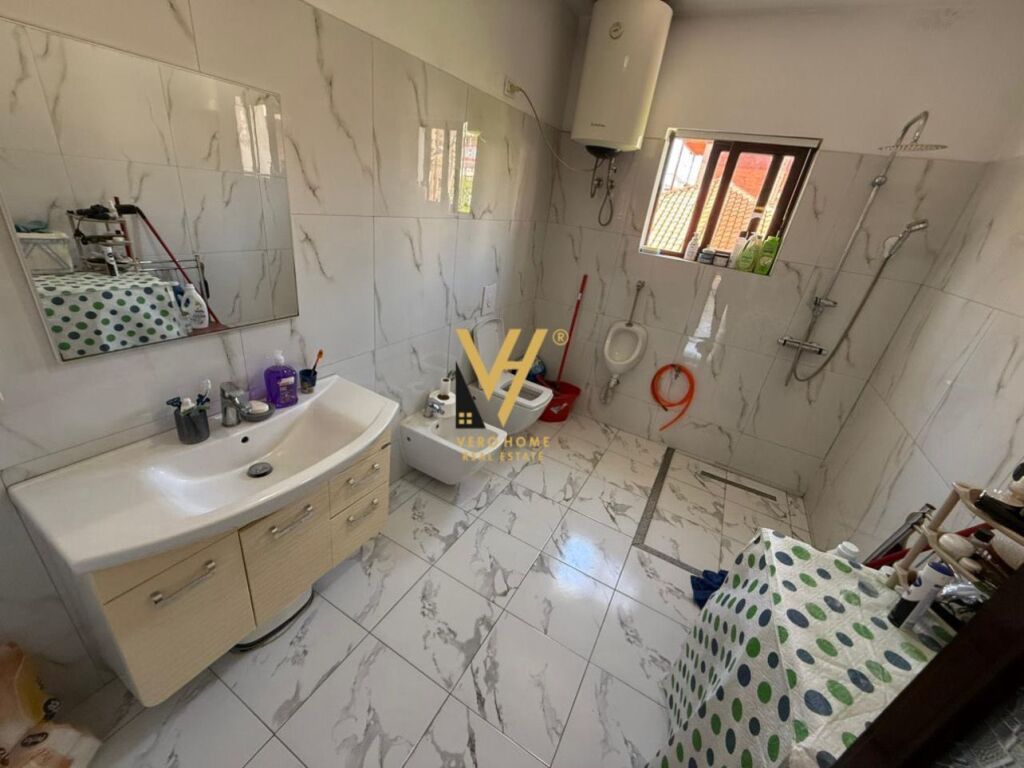 VENDESI CASA SU DUE PIANI A ASTIR 700.000 EURO