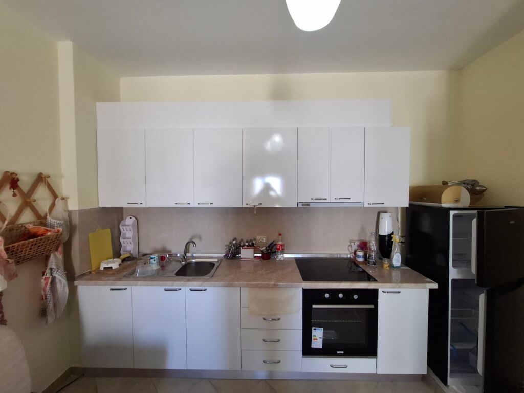 Jepet me Qera Apartament  1+1 Tek Rrota e kuqe