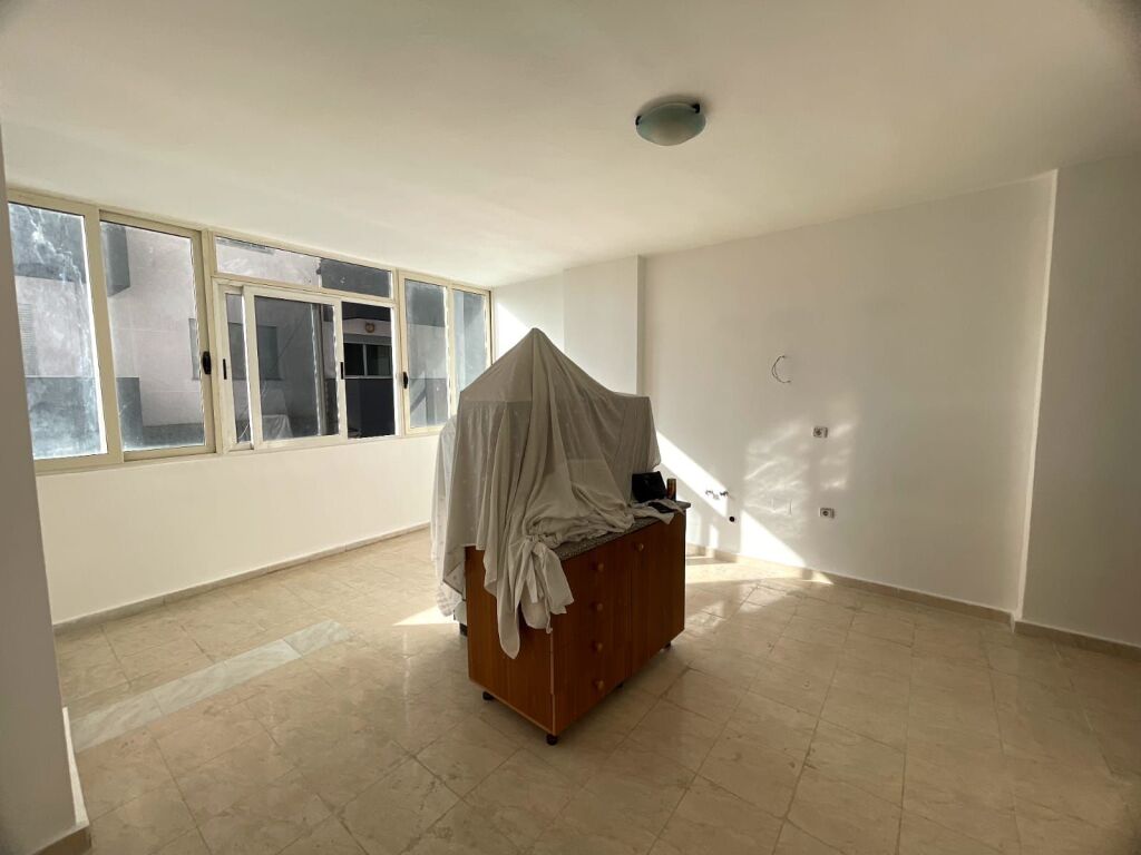 Shitet apartament 1+1