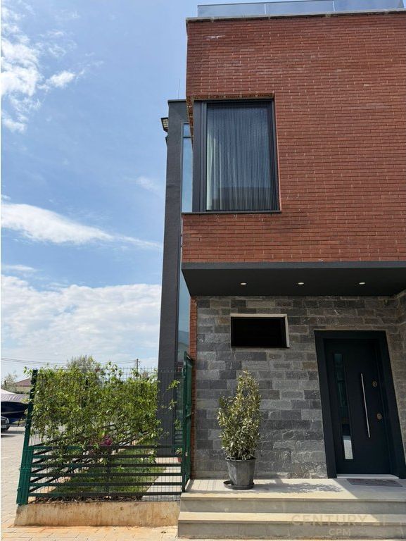 Vilë Individuale 3 kateshe për shitje në Farkë e Vogël, Tiranë - 600,000€