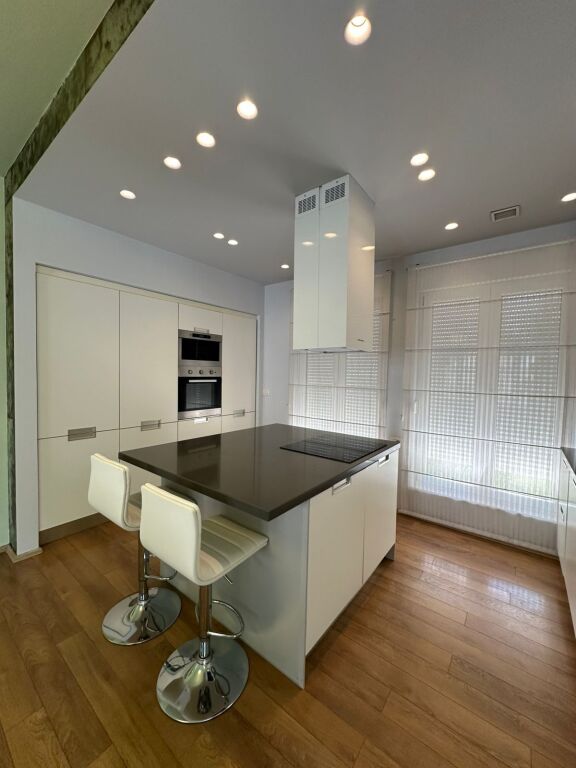 JEPET ME QIRA VILË 4-KATËSHE – White House, TEG