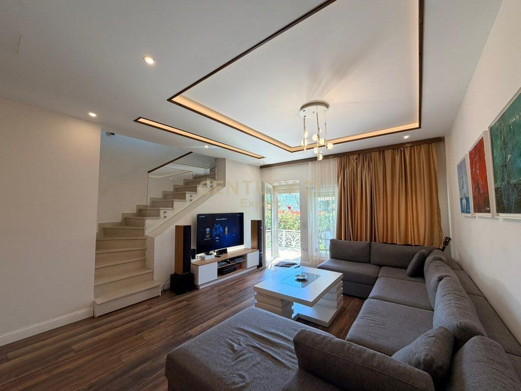 JEPET ME QIRA VILE LUKSOZE ME PAMJE PANORAMIKE NGA LIQENI I FARKES