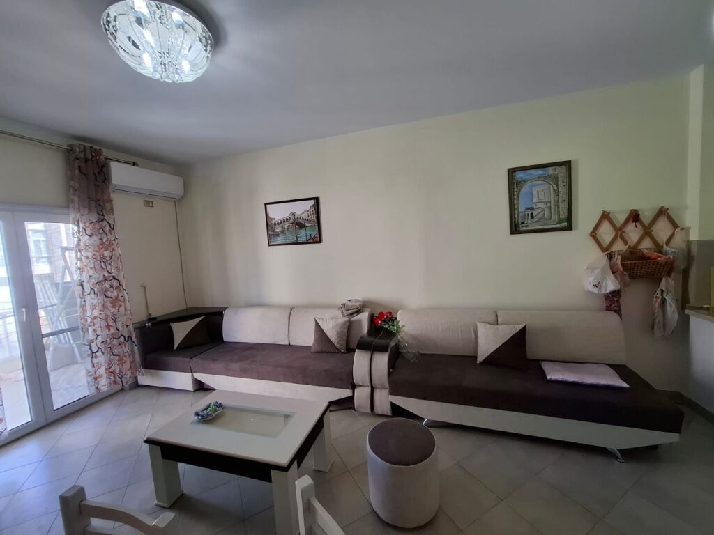 Jepet me Qera Apartament  1+1 Tek Rrota e kuqe