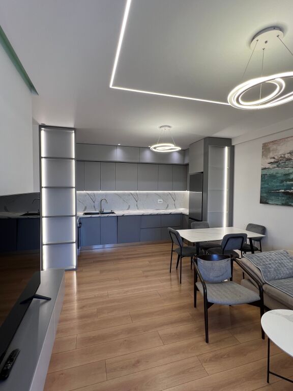 Jepet me Qera Apartament+Post Parkimi ne Rrugen 5 Maj.